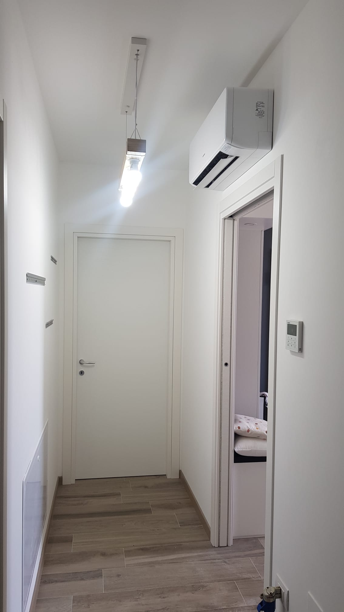 Climatizzatore split installato in un corridoio