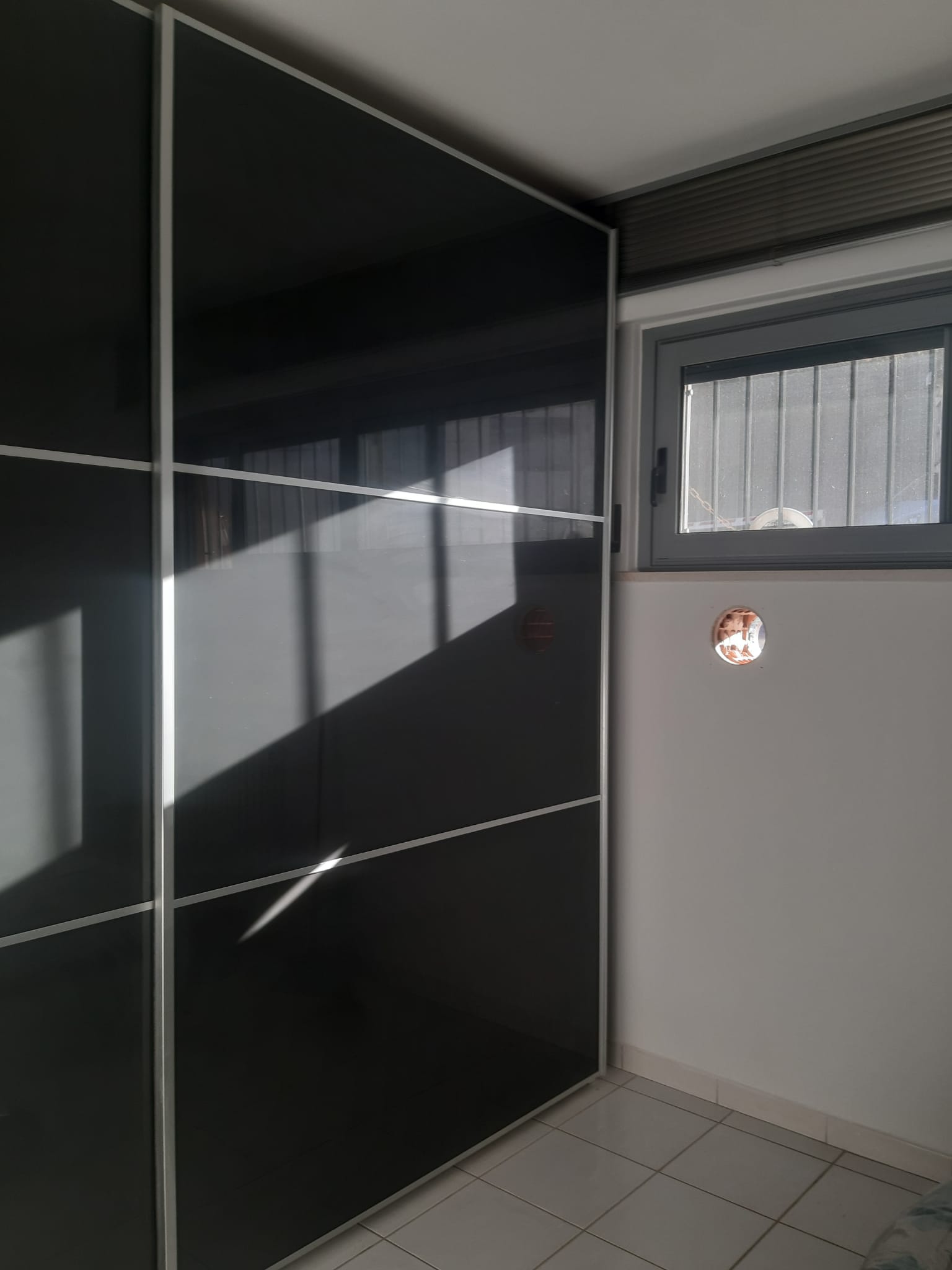 Finitura interna con pannellatura scura
