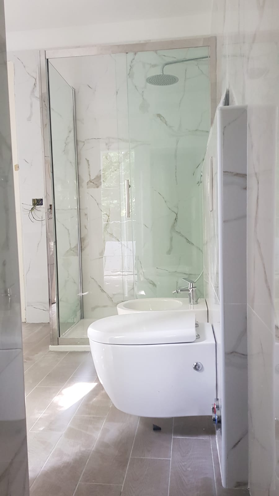 Bagno completato con sanitari e box doccia