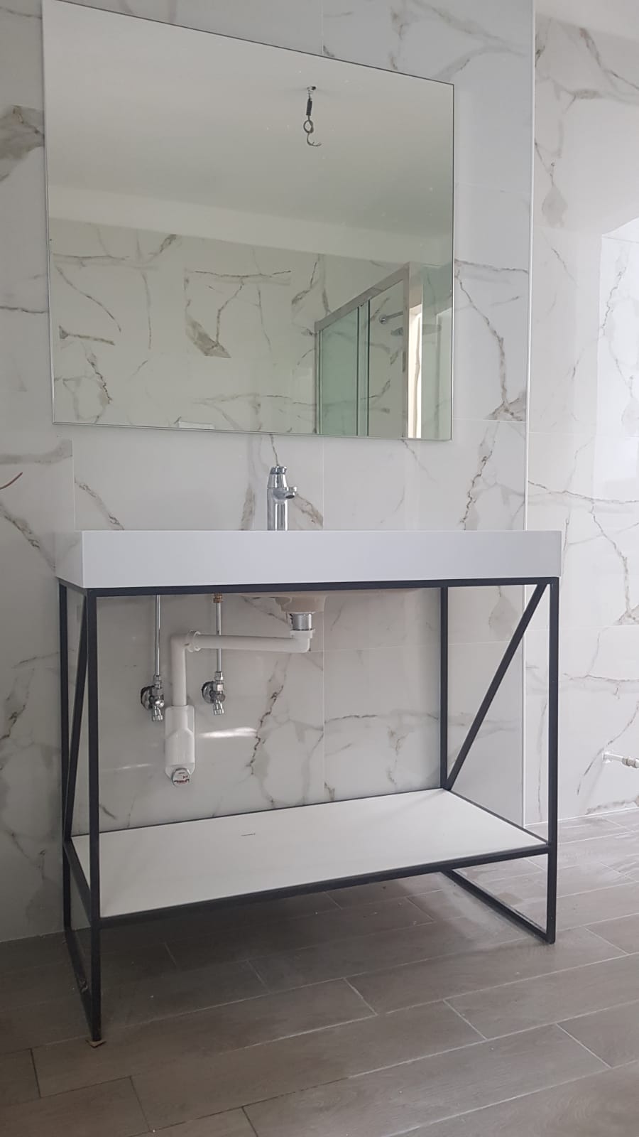 Lavabo con collegamenti idraulici completati